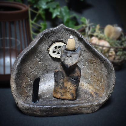 Hausaltar mit dem gehörnten Gott Cernunnos -mit Rückfluss Räucherkegelhalter - Heiliger Raum für Ritual und Magie – Art.Nr.: SCH015