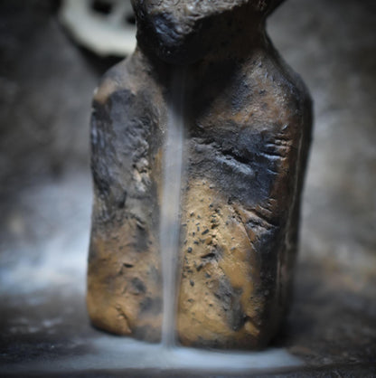 Hausaltar mit dem gehörnten Gott Cernunnos -mit Rückfluss Räucherkegelhalter - Heiliger Raum für Ritual und Magie – Art.Nr.: SCH015