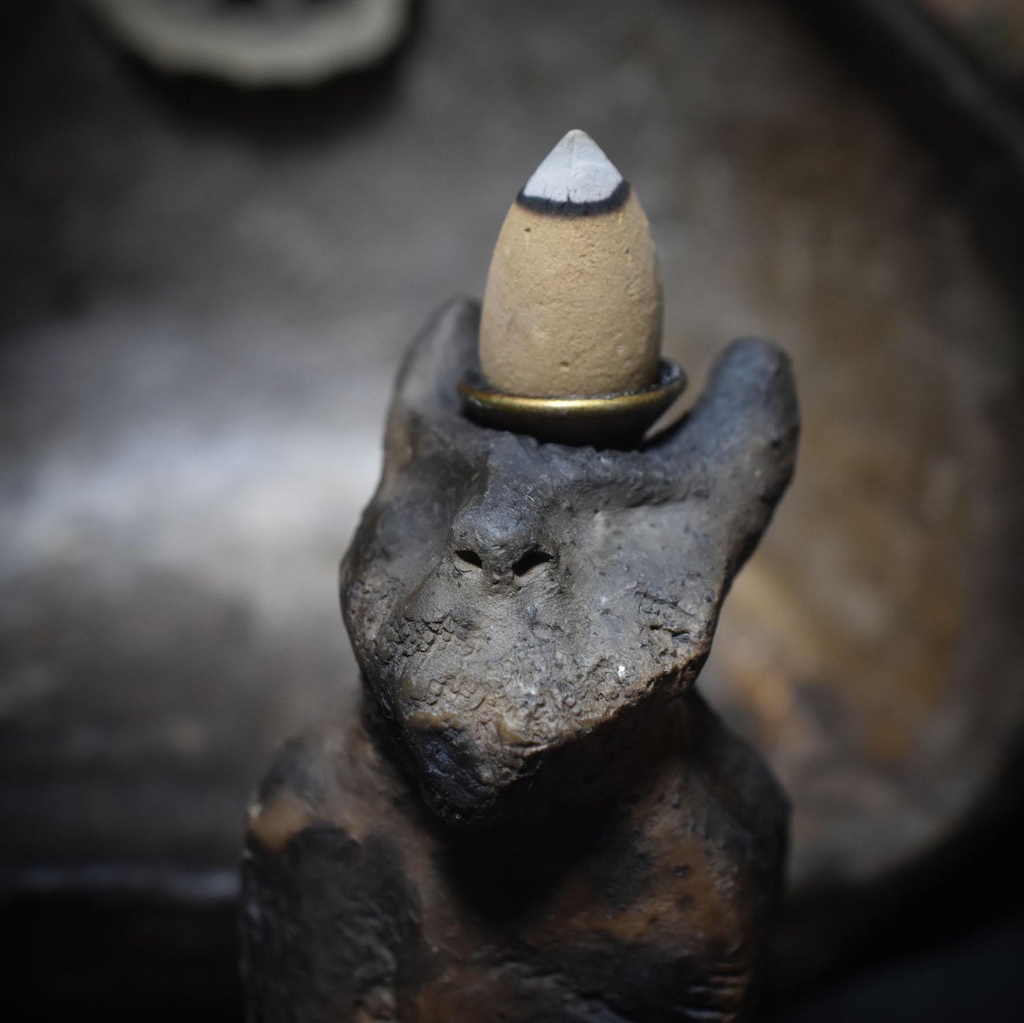 Hausaltar mit dem gehörnten Gott Cernunnos -mit Rückfluss Räucherkegelhalter - Heiliger Raum für Ritual und Magie – Art.Nr.: SCH015