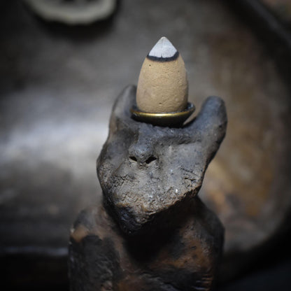 Hausaltar mit dem gehörnten Gott Cernunnos -mit Rückfluss Räucherkegelhalter - Heiliger Raum für Ritual und Magie – Art.Nr.: SCH015