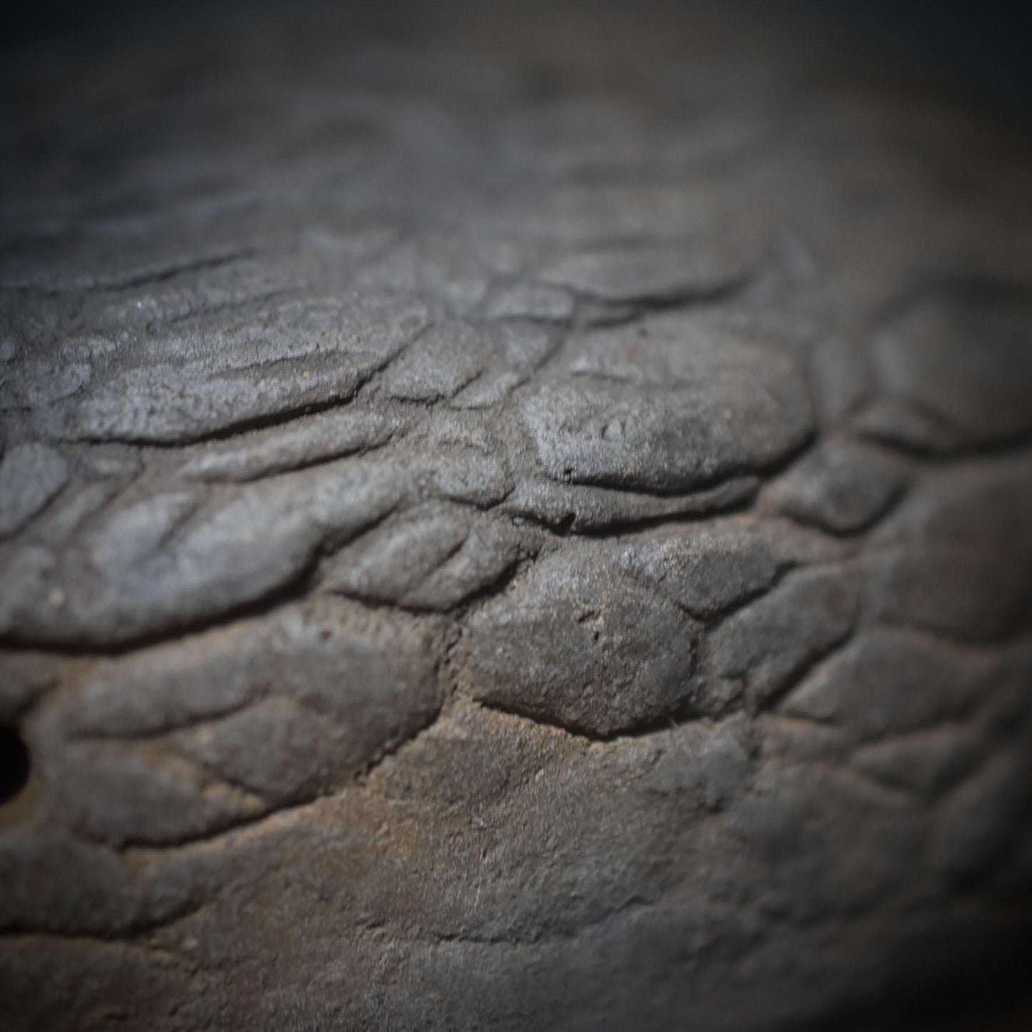 Traditionell gebrannte Handrassel - Hüterin des Rhythmus – Schamanische Ton-Rassel in Schildkrötenform