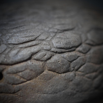 Traditionell gebrannte Handrassel - Hüterin des Rhythmus – Schamanische Ton-Rassel in Schildkrötenform