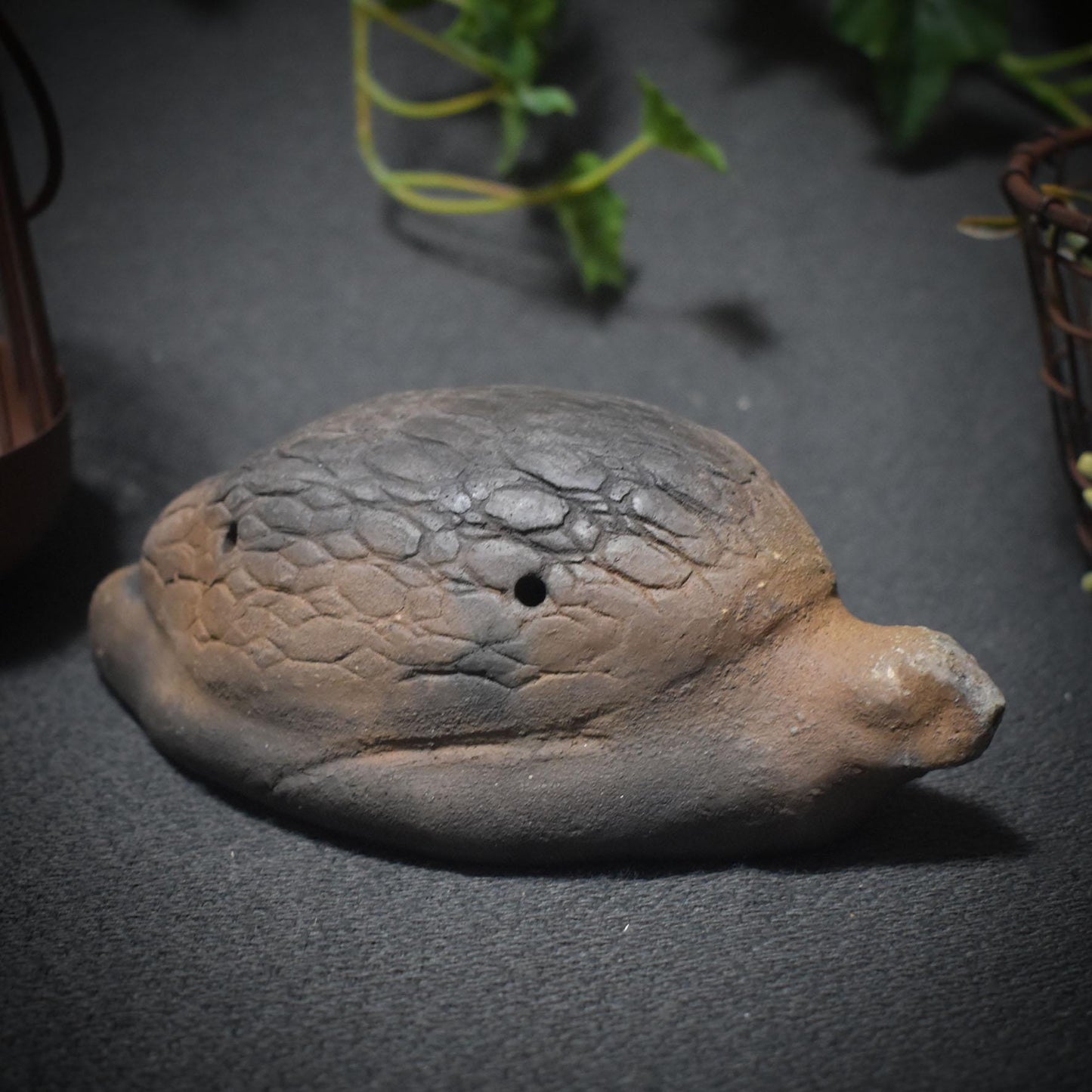 Traditionell gebrannte Handrassel - Hüterin des Rhythmus – Schamanische Ton-Rassel in Schildkrötenform - Art.Nr.: SRA028