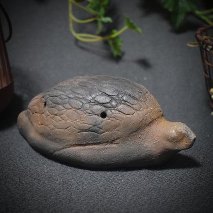 Traditionell gebrannte Handrassel - Hüterin des Rhythmus – Schamanische Ton-Rassel in Schildkrötenform