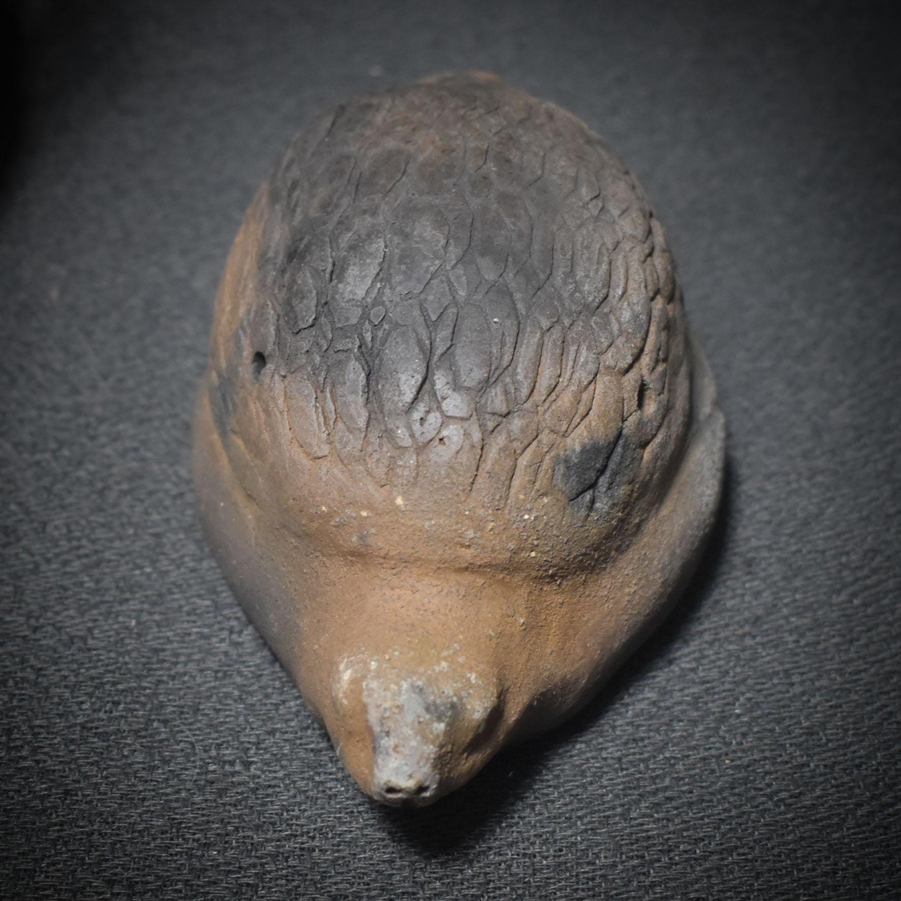 Traditionell gebrannte Handrassel - Hüterin des Rhythmus – Schamanische Ton-Rassel in Schildkrötenform - Art.Nr.: SRA028