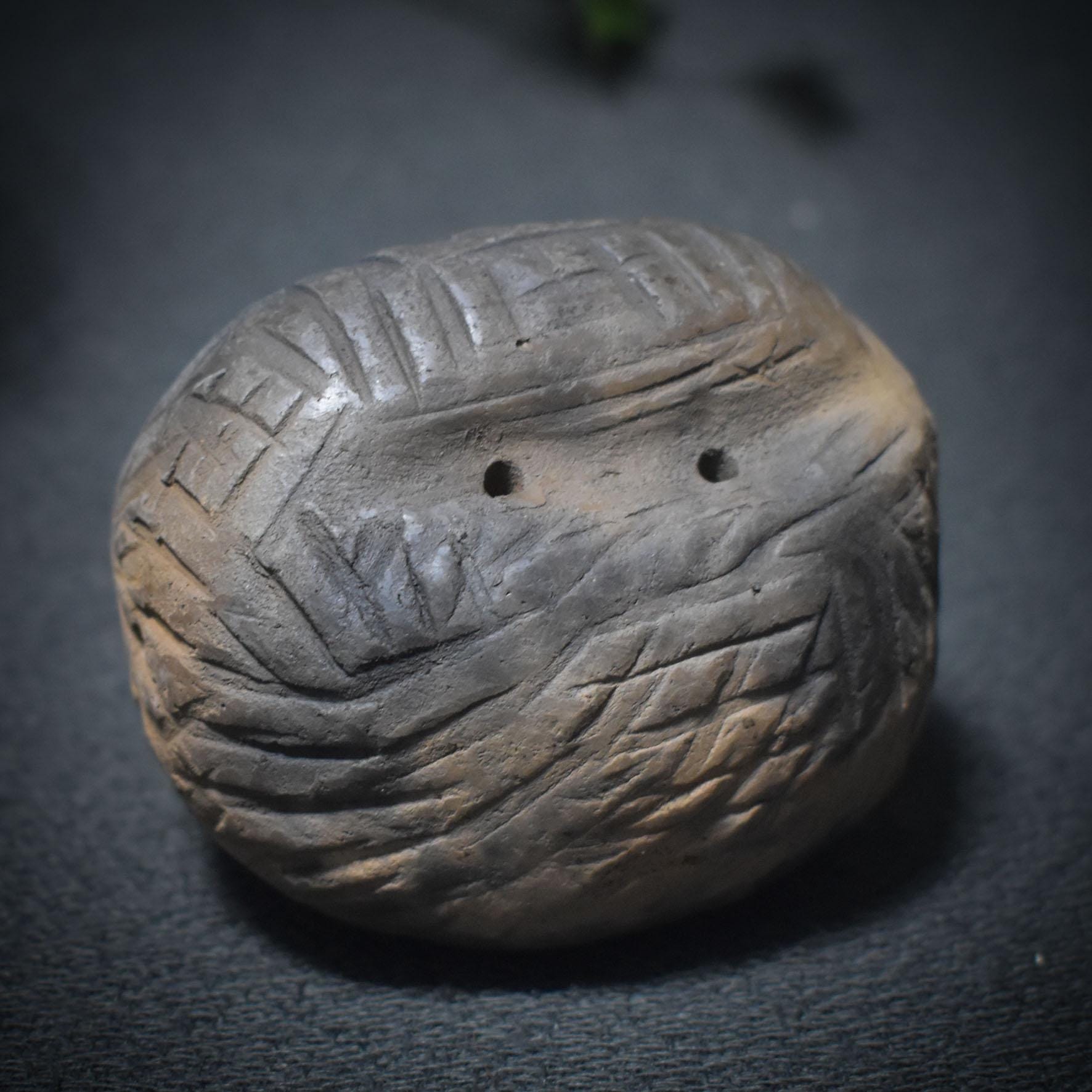 Traditionell gebrannte Tonrassel - Urklang der Erde – Schamanische Handrassel aus Rauchbrand-Ton - Art.Nr.: SRA029