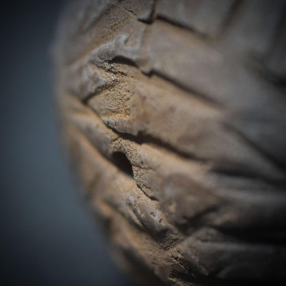 Traditionell gebrannte Tonrassel - Urklang der Erde – Schamanische Handrassel aus Rauchbrand-Ton - Art.Nr.: SRA029