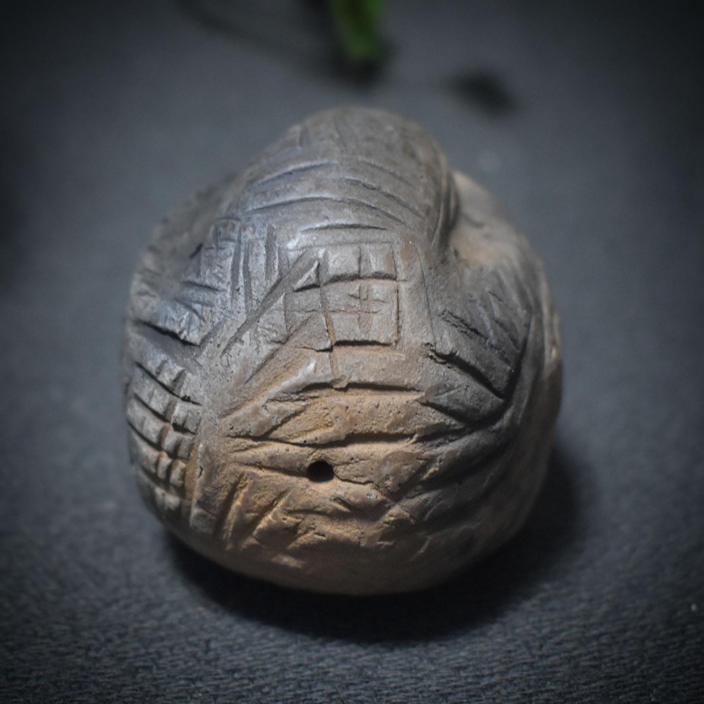 Traditionell gebrannte Tonrassel - Urklang der Erde – Schamanische Handrassel aus Rauchbrand-Ton - Art.Nr.: SRA029