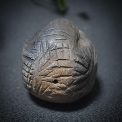 Traditionell gebrannte Tonrassel - Urklang der Erde – Schamanische Handrassel aus Rauchbrand-Ton - Art.Nr.: SRA029