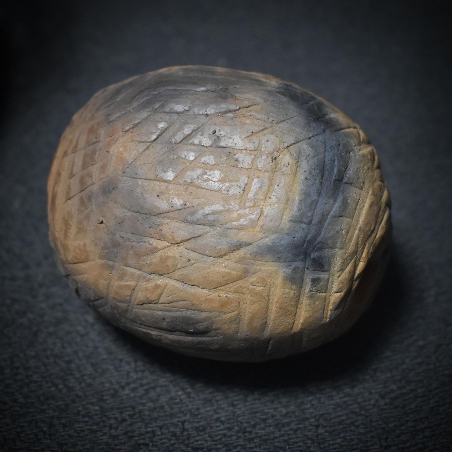 Traditionell gebrannte Tonrassel - Urklang der Erde – Schamanische Handrassel aus Rauchbrand-Ton - Art.Nr.: SRA029