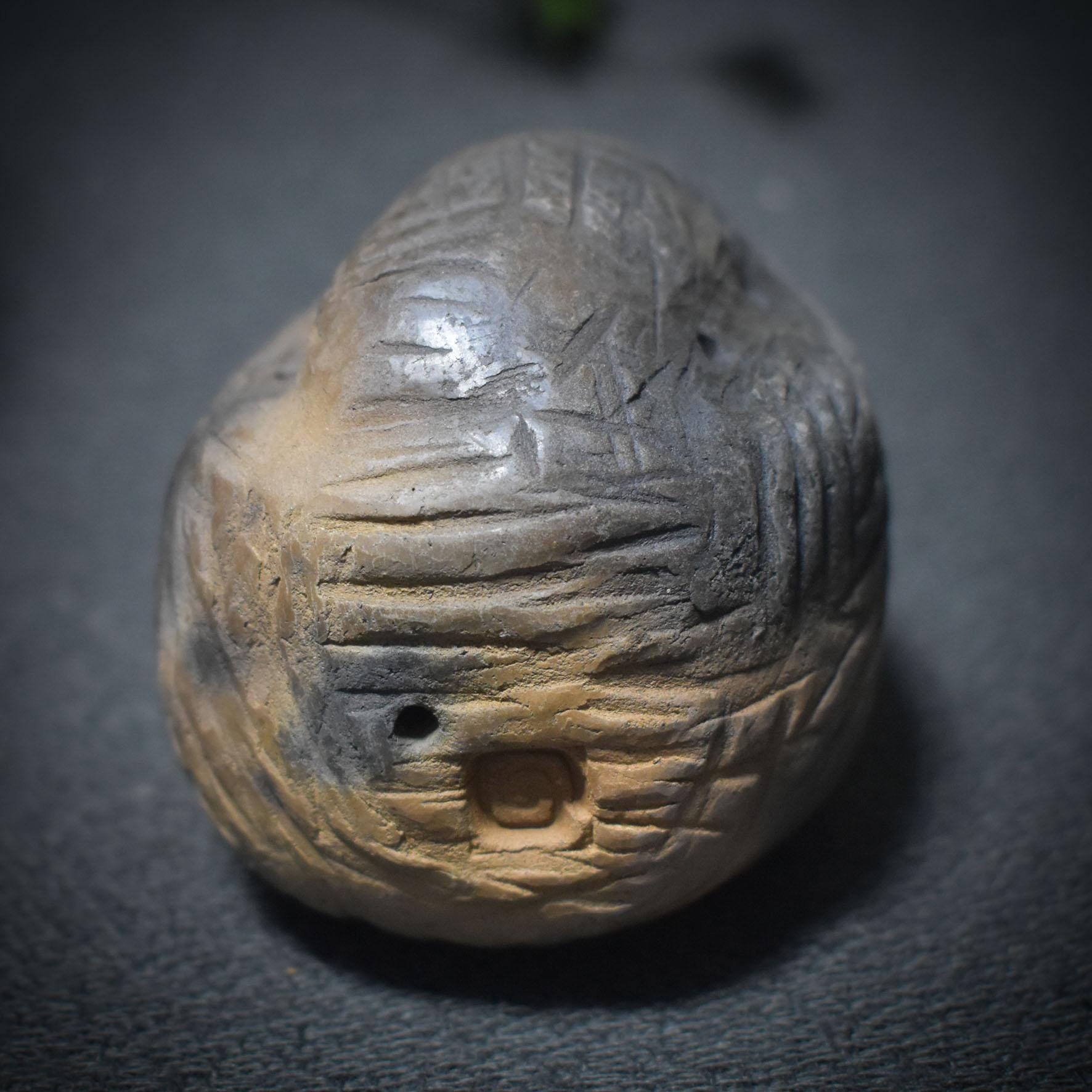 Traditionell gebrannte Tonrassel - Urklang der Erde – Schamanische Handrassel aus Rauchbrand-Ton - Art.Nr.: SRA029