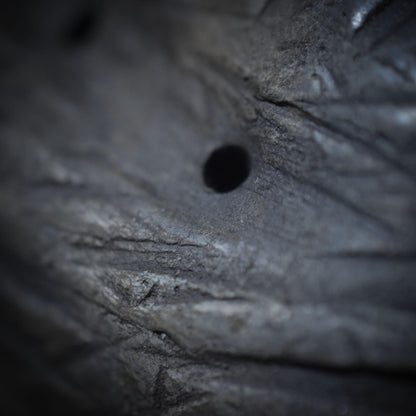 Traditionell gebrannte Tonrassel - Urklang der Erde – Schamanische Handrassel aus Rauchbrand-Ton - Art.Nr.: SRA029