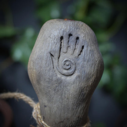 Schamanische Rassel Hopi-Hand – Klang der Ahnen mit eingelassenem Bernstein - spirituelles Werkzeug - Art.Nr.: SRA023