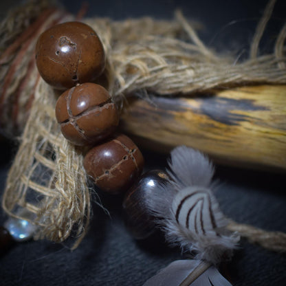 Schamanische Rassel Hopi-Hand – Klang der Ahnen mit eingelassenem Bernstein - spirituelles Werkzeug - Art.Nr.: SRA023