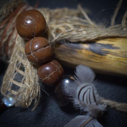 Schamanische Rassel Hopi-Hand – Klang der Ahnen mit eingelassenem Bernstein - spirituelles Werkzeug