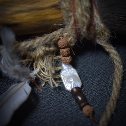Schamanische Rassel Hopi-Hand – Klang der Ahnen mit eingelassenem Bernstein - spirituelles Werkzeug
