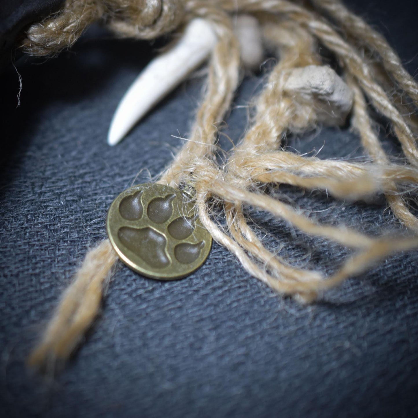 Schamanische Handrassel mit Türkis-Stoßzahn und Bärentatze – Klang, der die Seele berührt - Art.Nr.: SRA026