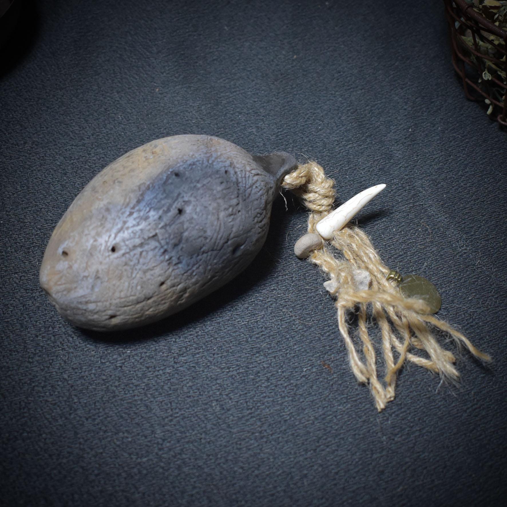 Schamanische Handrassel mit Türkis-Stoßzahn und Bärentatze – Klang, der die Seele berührt - Art.Nr.: SRA026