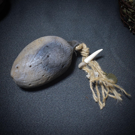 Schamanische Handrassel mit Türkis-Stoßzahn und Bärentatze – Klang, der die Seele berührt - Art.Nr.: SRA026