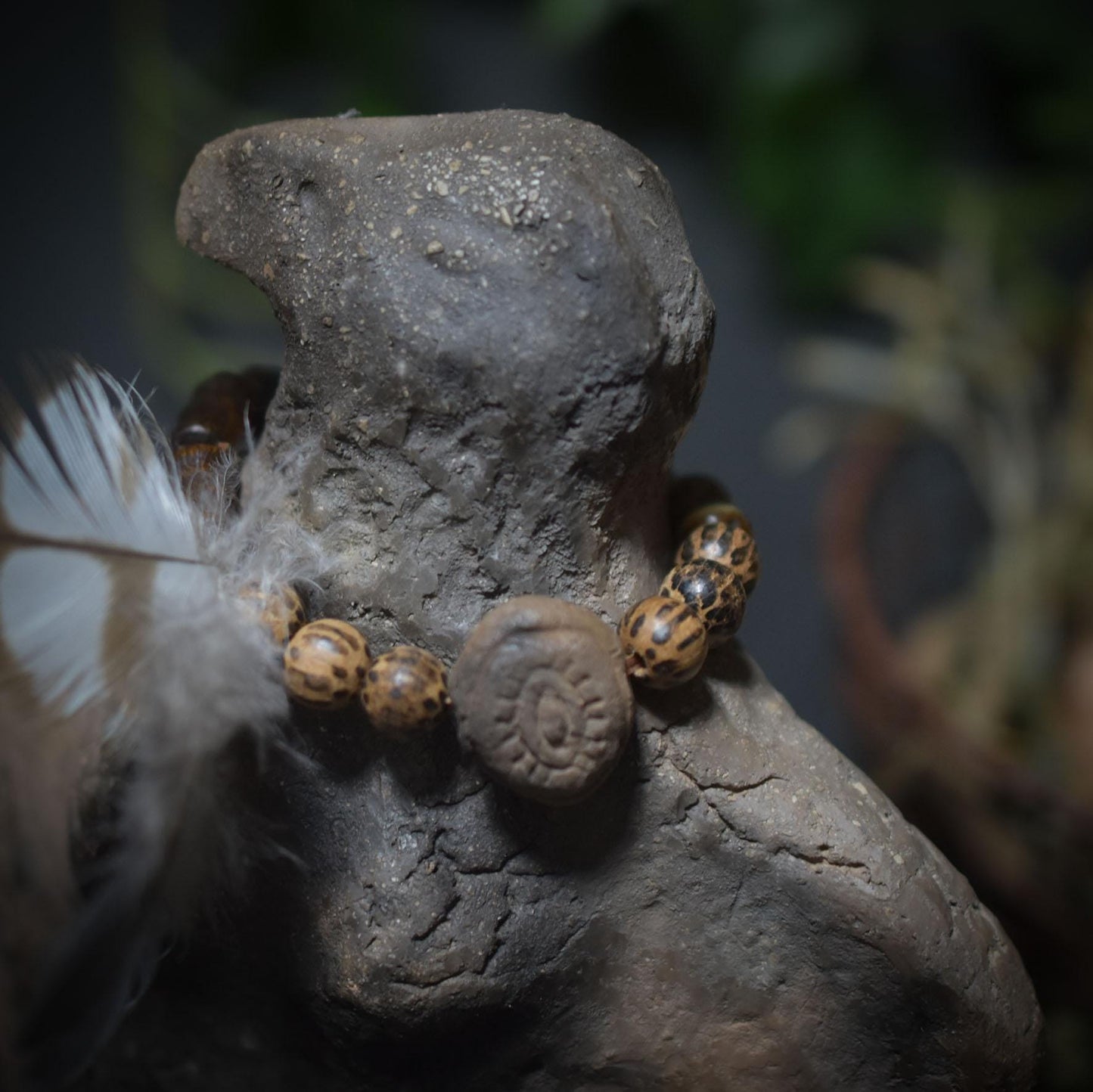 Raven Spirit – Weibliche Krafttier-Rabenfigur aus Ton mit Perlen-Kette & Allsehendem Auge - Schamanische Altardeko - Art.Nr.: SKU090