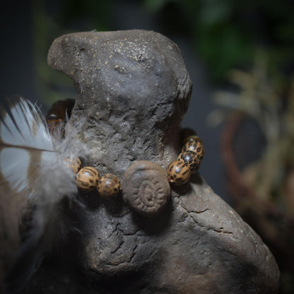 Raven Spirit – Weibliche Krafttier-Rabenfigur aus Ton mit Perlen-Kette & Allsehendem Auge - Schamanische Altardeko - Art.Nr.: SKU090