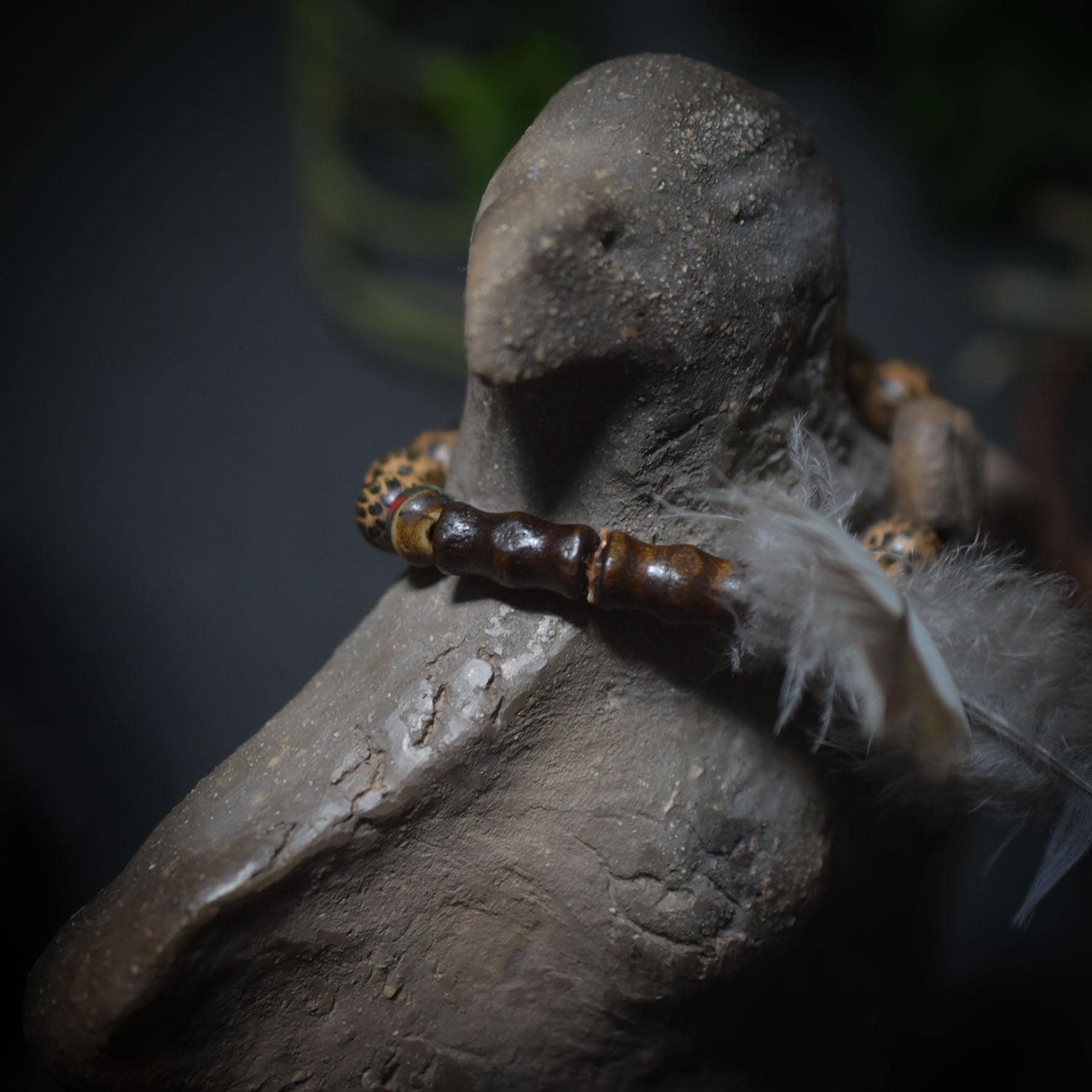 Raven Spirit – Weibliche Krafttier-Rabenfigur aus Ton mit Perlen-Kette & Allsehendem Auge - Schamanische Altardeko