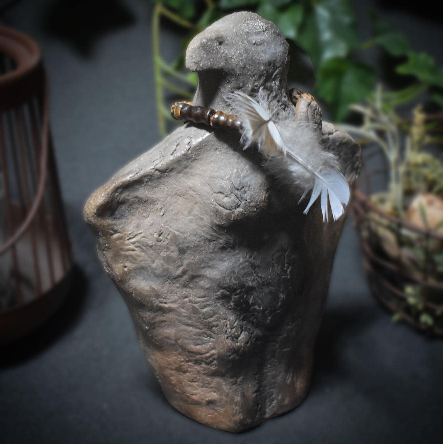 Raven Spirit – Weibliche Krafttier-Rabenfigur aus Ton mit Perlen-Kette & Allsehendem Auge - Schamanische Altardeko