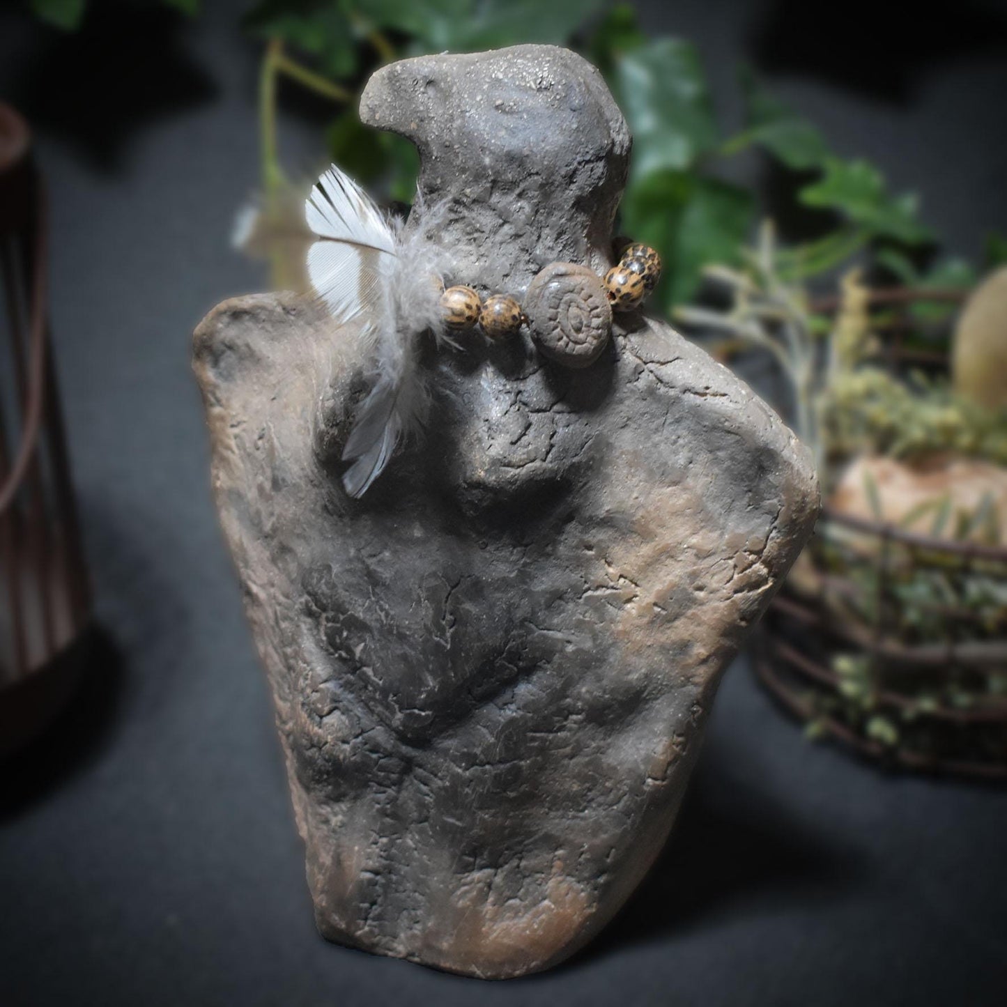 Raven Spirit – Weibliche Krafttier-Rabenfigur aus Ton mit Perlen-Kette & Allsehendem Auge - Schamanische Altardeko - Art.Nr.: SKU090