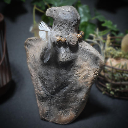 Raven Spirit – Weibliche Krafttier-Rabenfigur aus Ton mit Perlen-Kette & Allsehendem Auge - Schamanische Altardeko