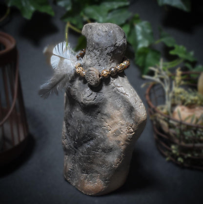 Raven Spirit – Weibliche Krafttier-Rabenfigur aus Ton mit Perlen-Kette & Allsehendem Auge - Schamanische Altardeko - Art.Nr.: SKU090