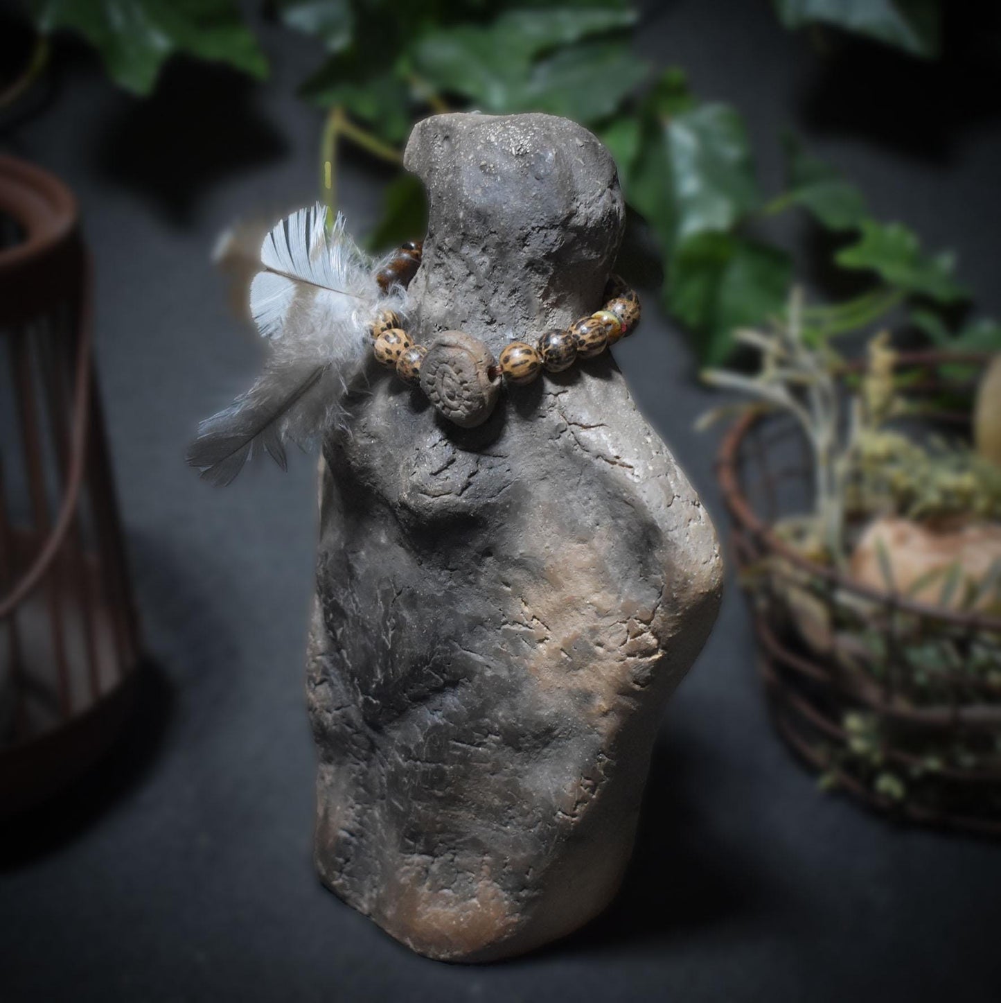 Raven Spirit – Weibliche Krafttier-Rabenfigur aus Ton mit Perlen-Kette & Allsehendem Auge - Schamanische Altardeko