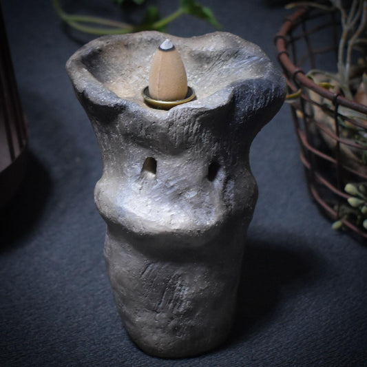 Rückfluss-Räucherkegelhalter aus Rauchbrand-Ton – Pilzform für Rituale & Altäre - spirituelle Deko - Art.Nr.: RÄH008