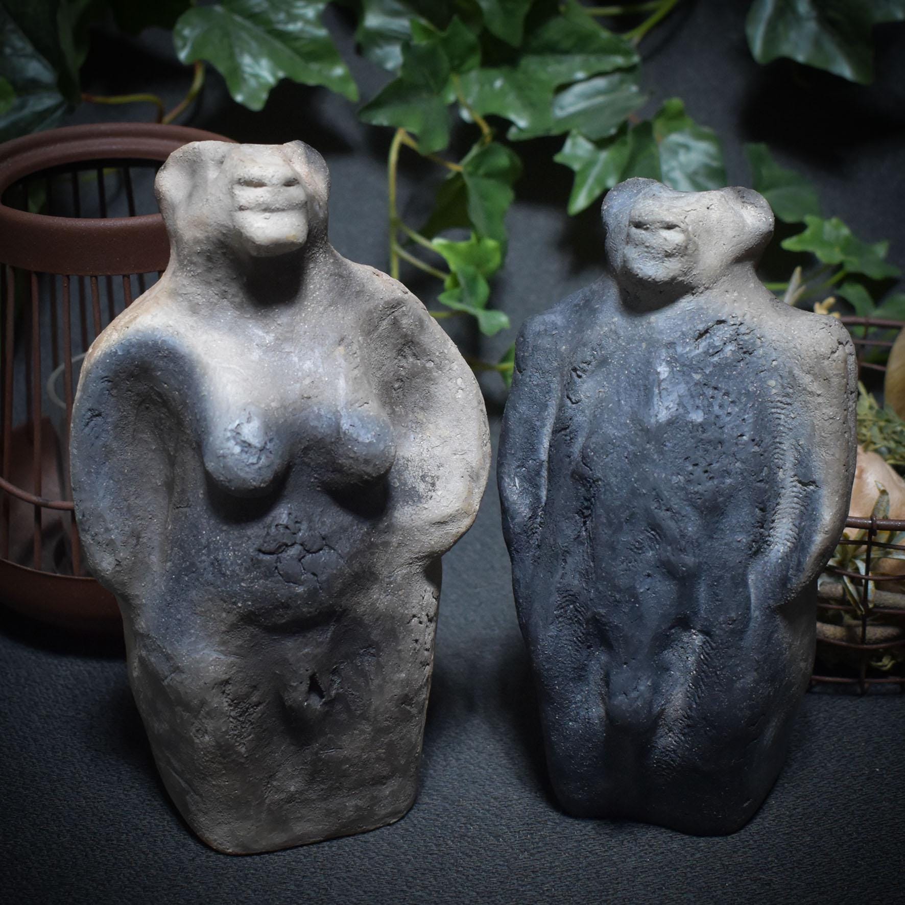 Löwenmenschen Paar/auch einzeln erhältlich/neolithisch inspirierte Skulpturen aus Rauchbrand-Ton/primitive Kunst