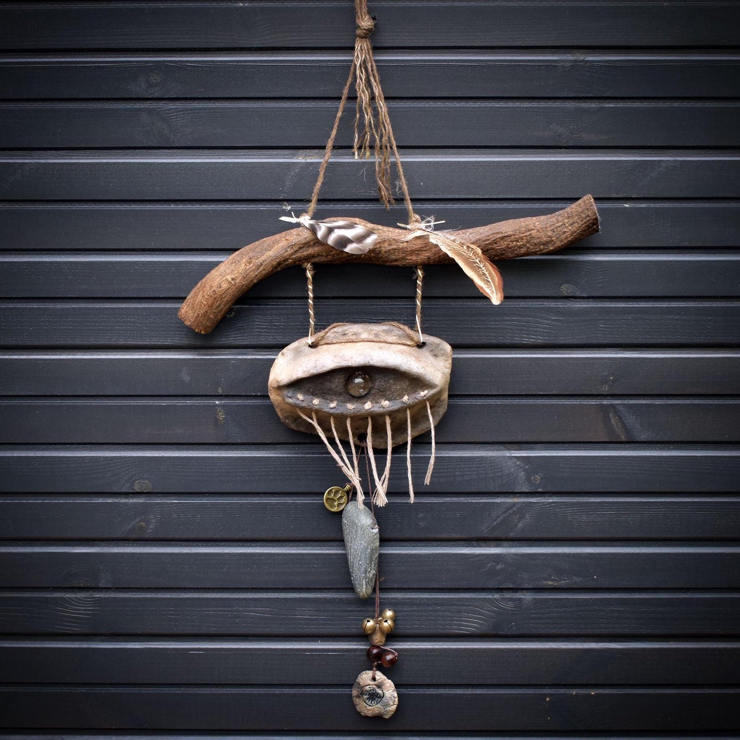 Allsehendes Auge – schamanische Wanddeko mit Rabensymbol, Wolfspfote & Rauchbrand-Ton – primitive Kunst - Art.Nr.: HEX010