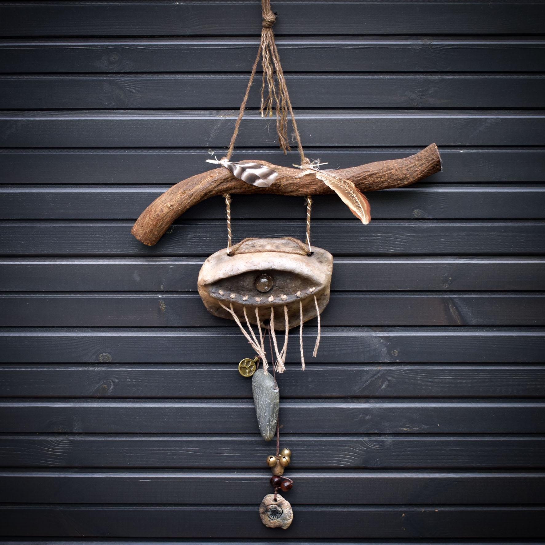 Allsehendes Auge – schamanische Wanddeko mit Rabensymbol, Wolfspfote & Rauchbrand-Ton – primitive Kunst - Art.Nr.: HEX010