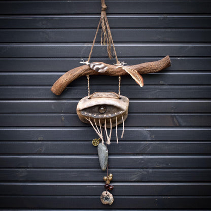 Allsehendes Auge – schamanische Wanddeko mit Rabensymbol, Wolfspfote & Rauchbrand-Ton – primitive Kunst - Art.Nr.: HEX010