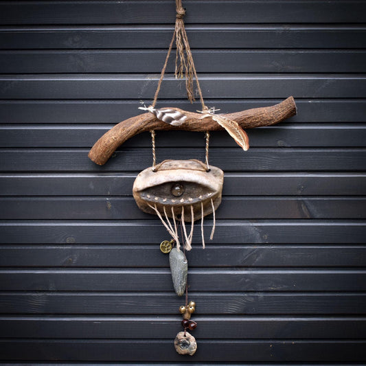 Allsehendes Auge – schamanische Wanddeko mit Rabensymbol, Wolfspfote & Rauchbrand-Ton – primitive Kunst - Art.Nr.: HEX010