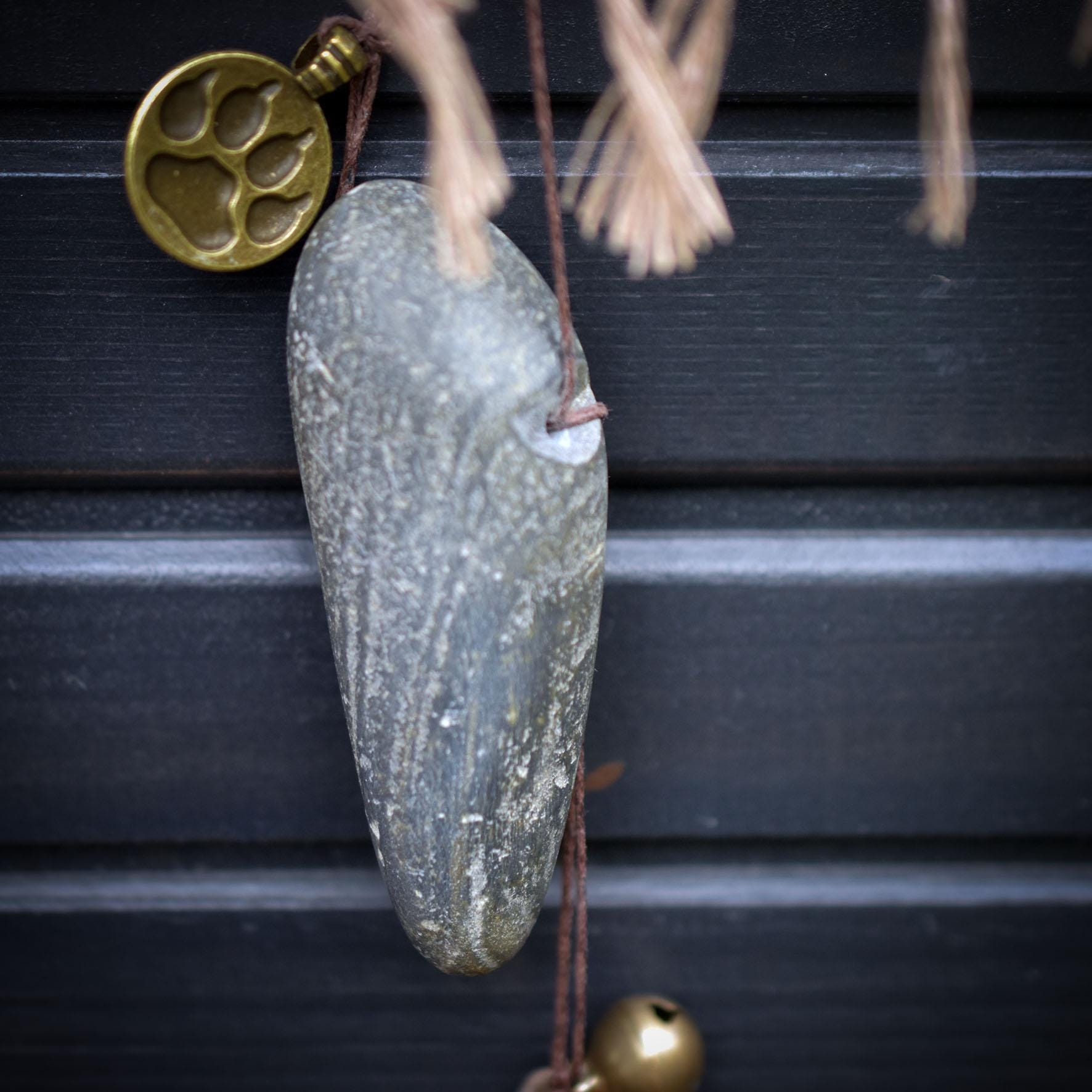 Allsehendes Auge – schamanische Wanddeko mit Rabensymbol, Wolfspfote & Rauchbrand-Ton – primitive Kunst - Art.Nr.: HEX010