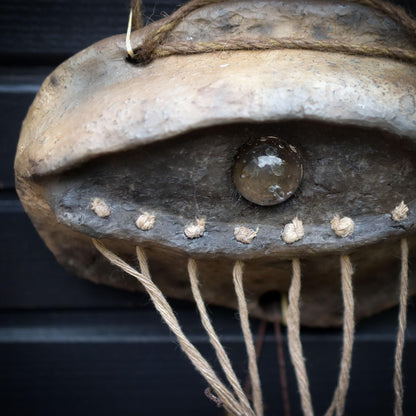 Allsehendes Auge – schamanische Wanddeko mit Rabensymbol, Wolfspfote & Rauchbrand-Ton – primitive Kunst - Art.Nr.: HEX010