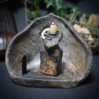 Hausaltar mit dem gehörnten Gott Cernunnos -mit Rückfluss Räucherkegelhalter - Heiliger Raum für Ritual und Magie – Art.Nr.: SCH015