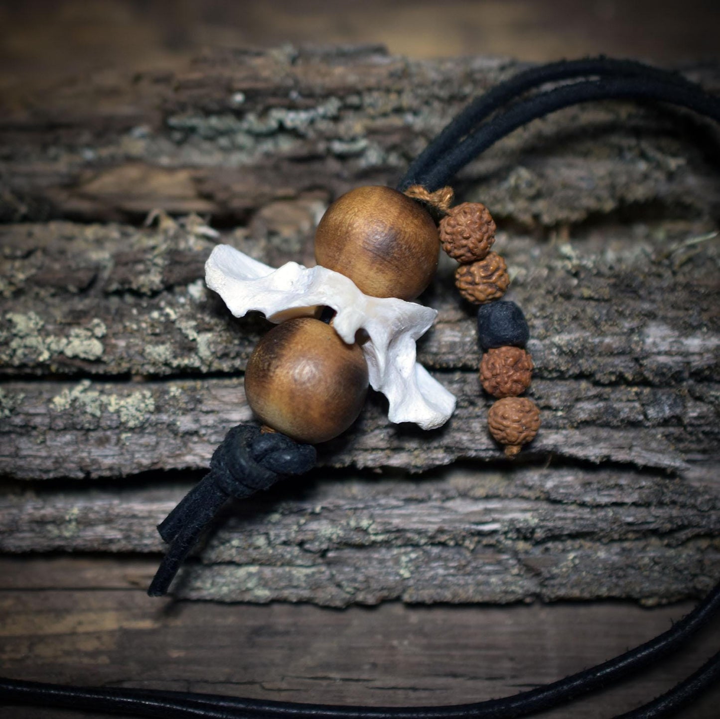 Spezialkollektion - Schamanisches Amulett mit Wirbelknochen, Bodhiperlen & Holz – Dein natürlicher Kraftanhänger