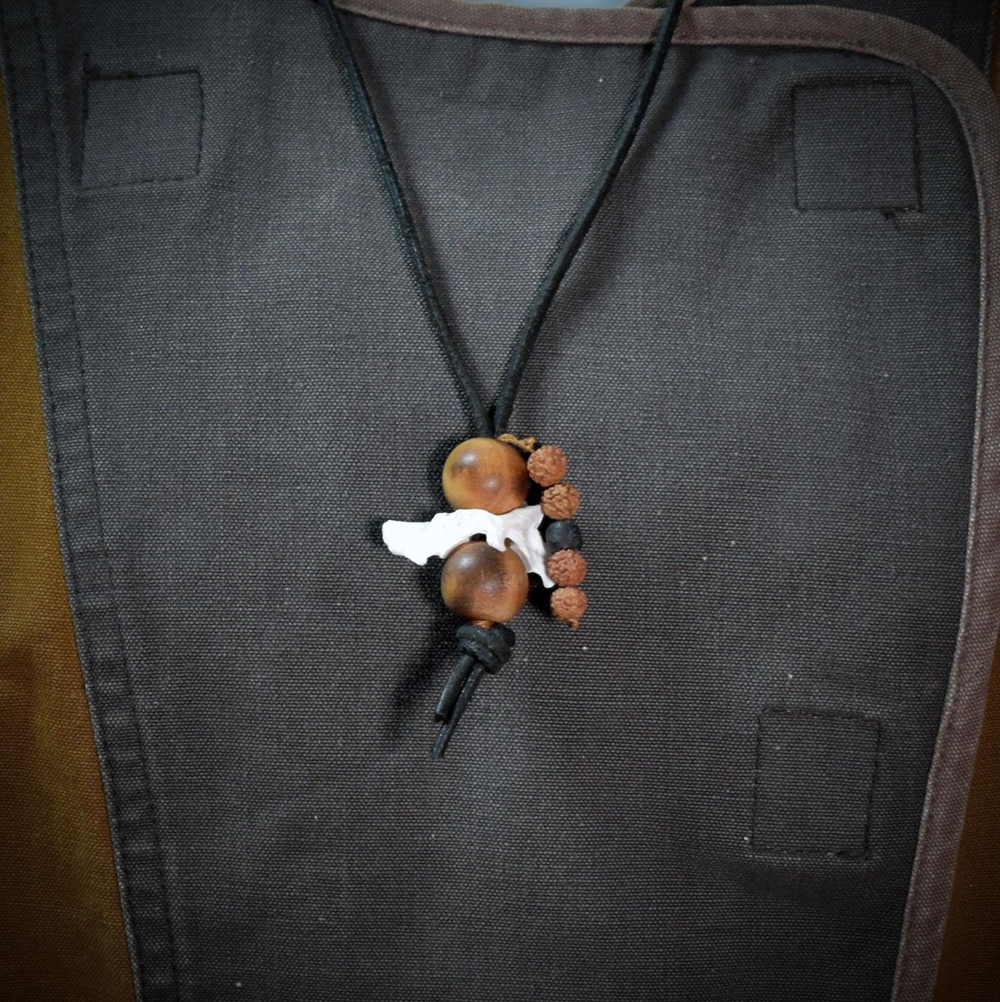 Spezialkollektion - Schamanisches Amulett mit Wirbelknochen, Bodhiperlen & Holz – Dein natürlicher Kraftanhänger