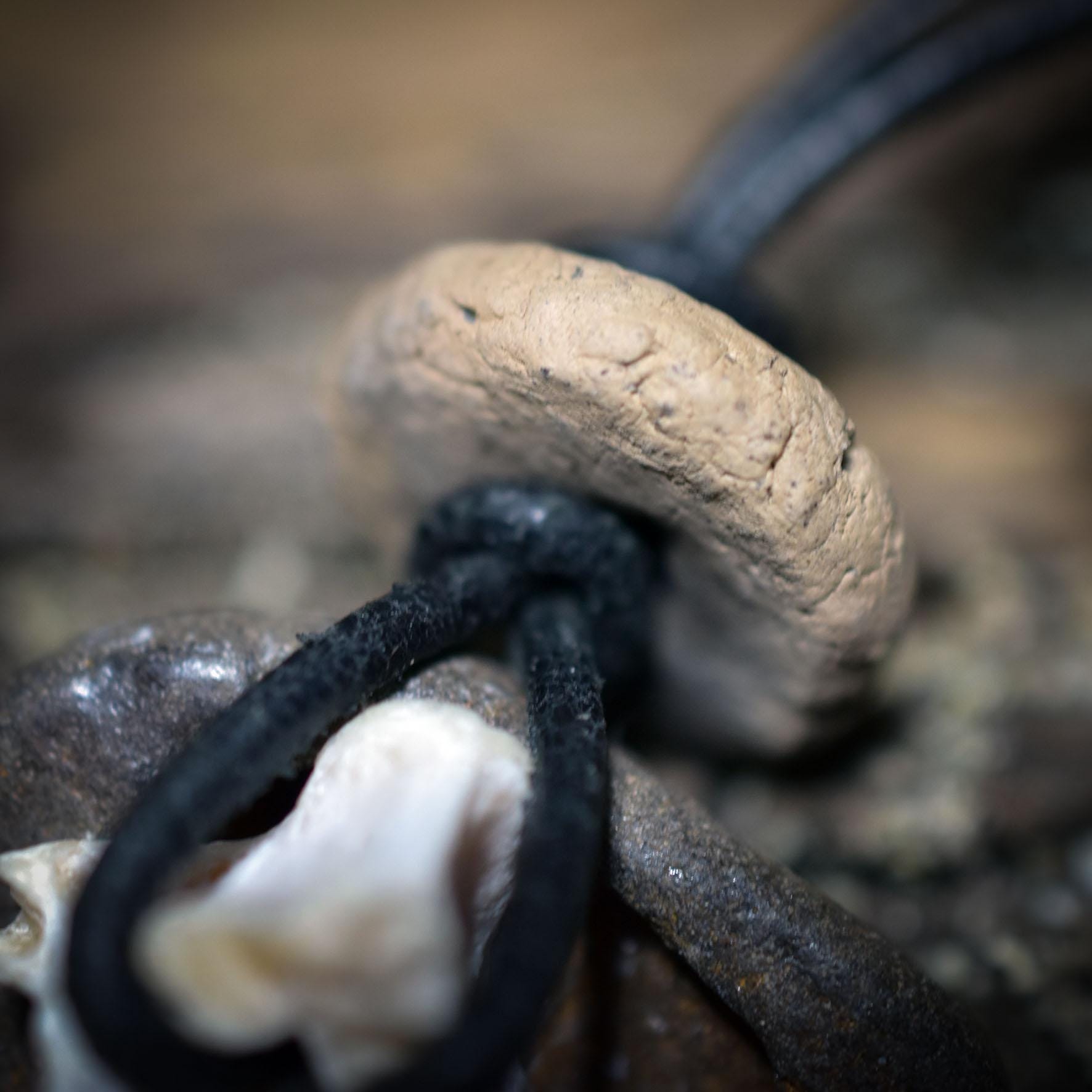 Spezialkollektion - Schamanisches Amulett mit Wirbelknochen/Limonit/Tonperle am Lederband – Dein natürlicher Kraftanhänger