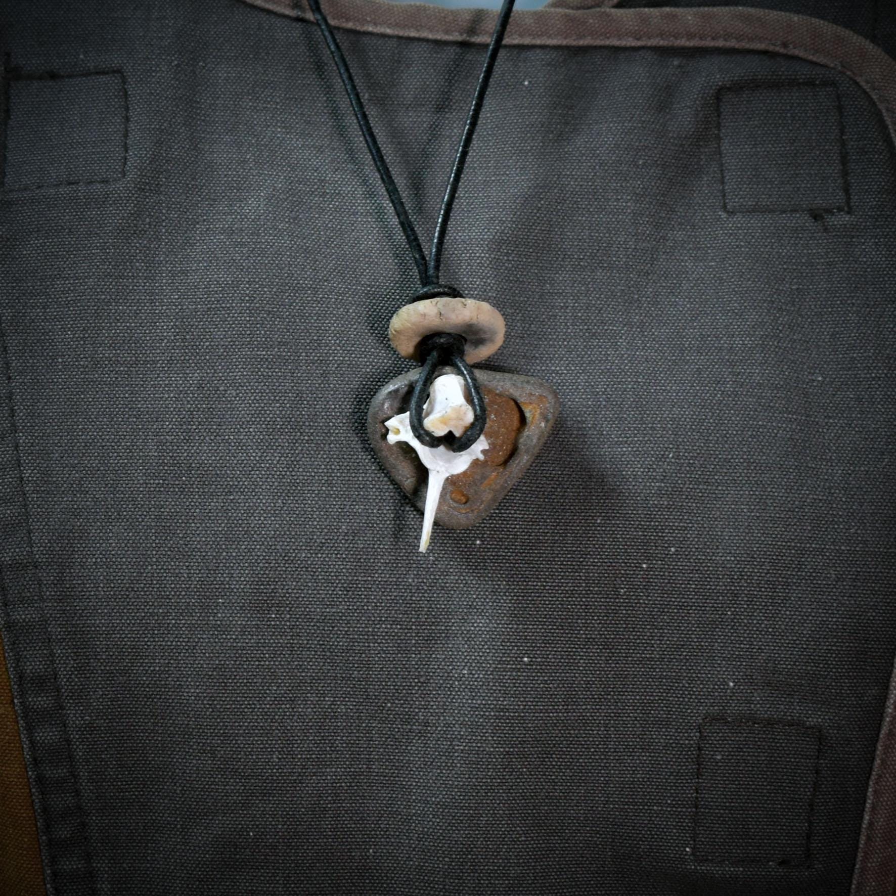 Spezialkollektion - Schamanisches Amulett mit Wirbelknochen/Limonit/Tonperle am Lederband – Dein natürlicher Kraftanhänger