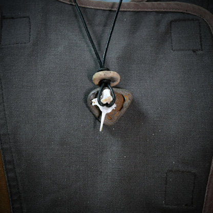 Spezialkollektion - Schamanisches Amulett mit Wirbelknochen/Limonit/Tonperle am Lederband – Dein natürlicher Kraftanhänger