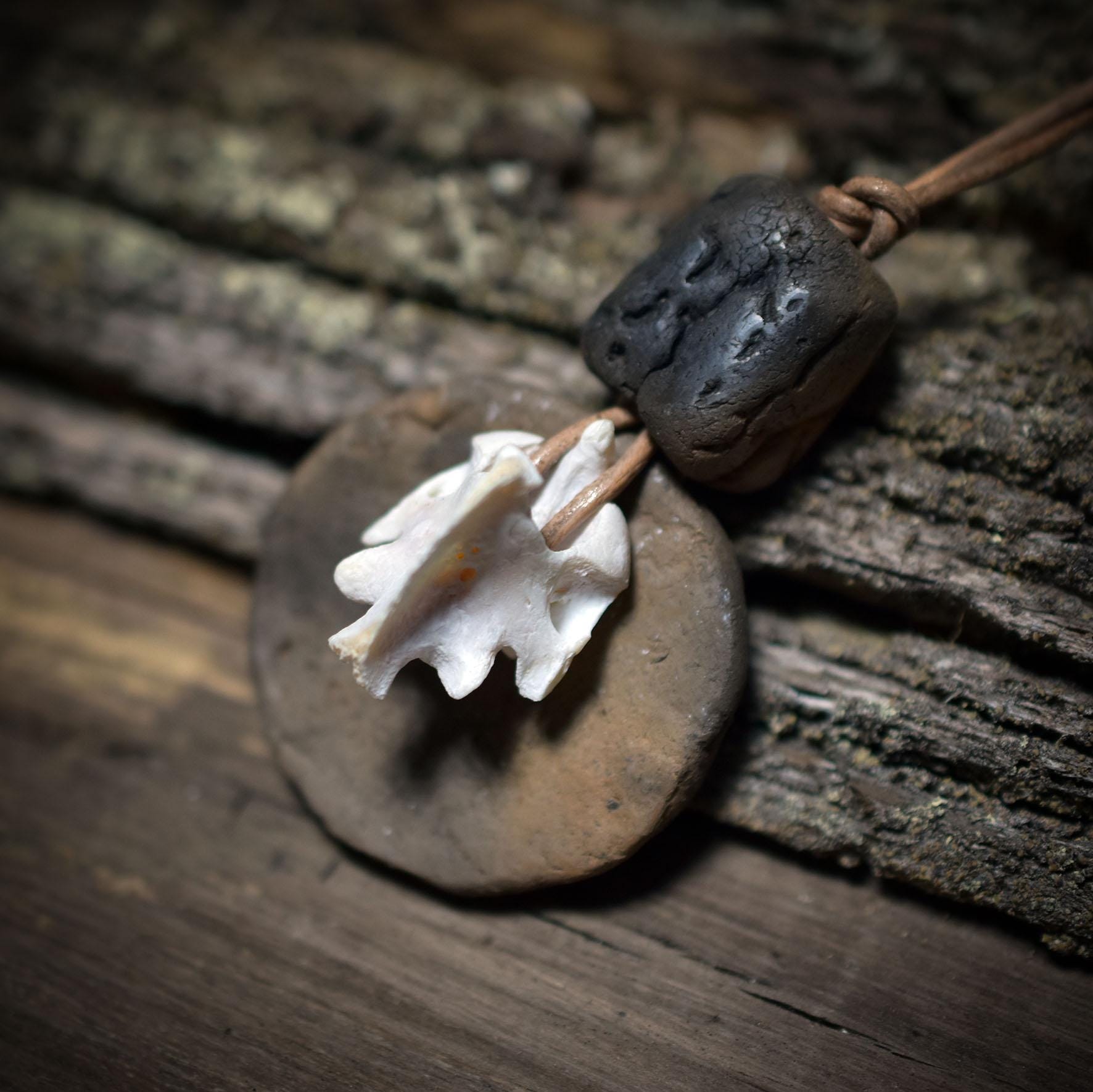 Spezialkollektion - Schamanisches Amulett mit Wirbelknochen, Bodhiperlen & Holz – Dein natürlicher Kraftanhänger - Art.Nr.: AMU025