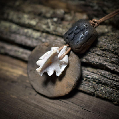 Spezialkollektion - Schamanisches Amulett mit Wirbelknochen, Bodhiperlen & Holz – Dein natürlicher Kraftanhänger