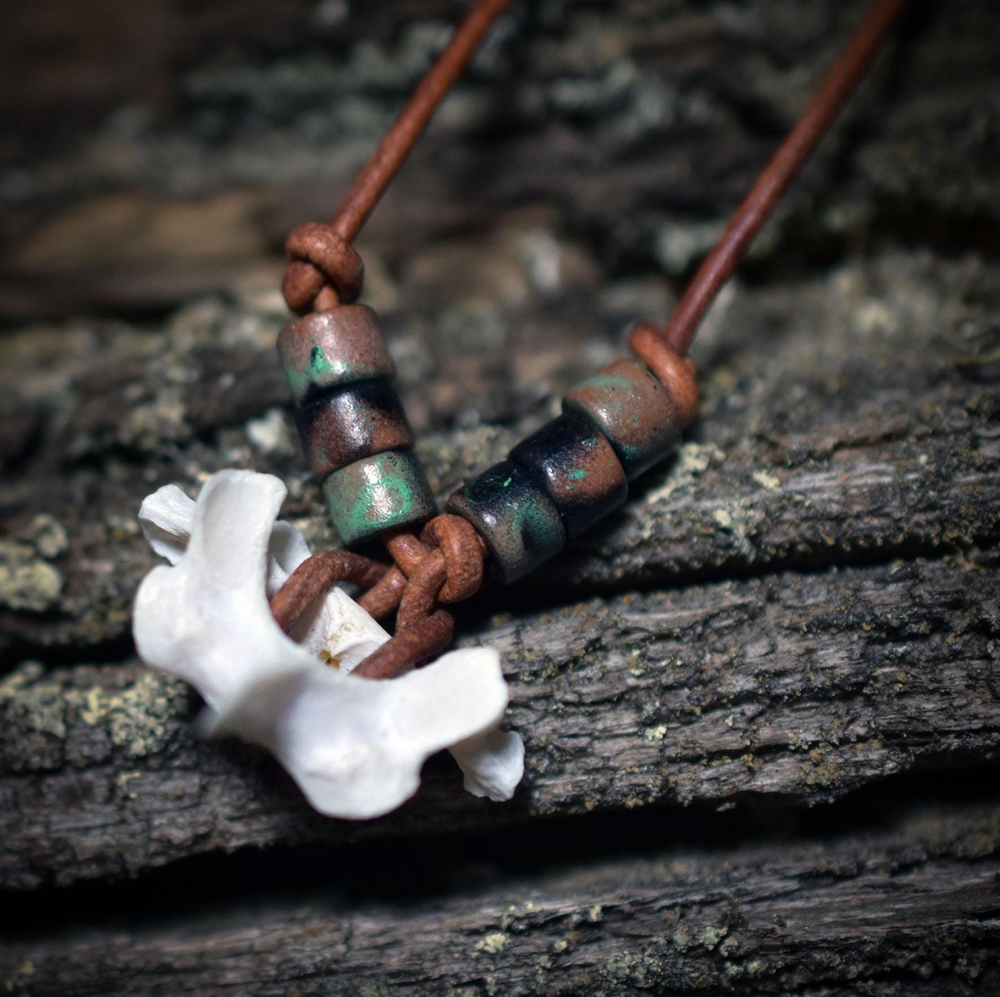 Spezialkollektion - Schamanisches Amulett mit Wirbelknochen & Keramikperlen am Lederband – Dein natürlicher Kraftanhänger