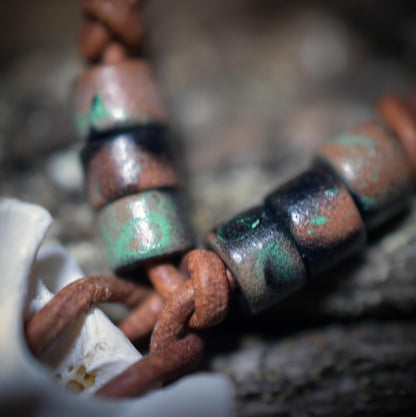 Spezialkollektion - Schamanisches Amulett mit Wirbelknochen & Keramikperlen am Lederband – Dein natürlicher Kraftanhänger