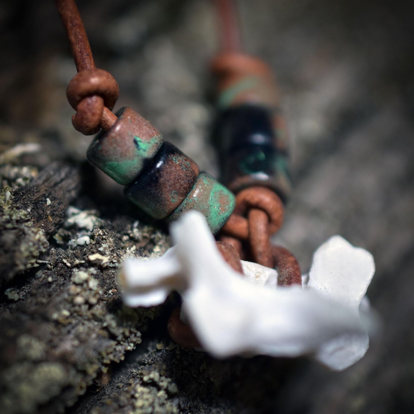 Spezialkollektion - Schamanisches Amulett mit Wirbelknochen & Keramikperlen am Lederband – Dein natürlicher Kraftanhänger - Art.Nr.: AMU026